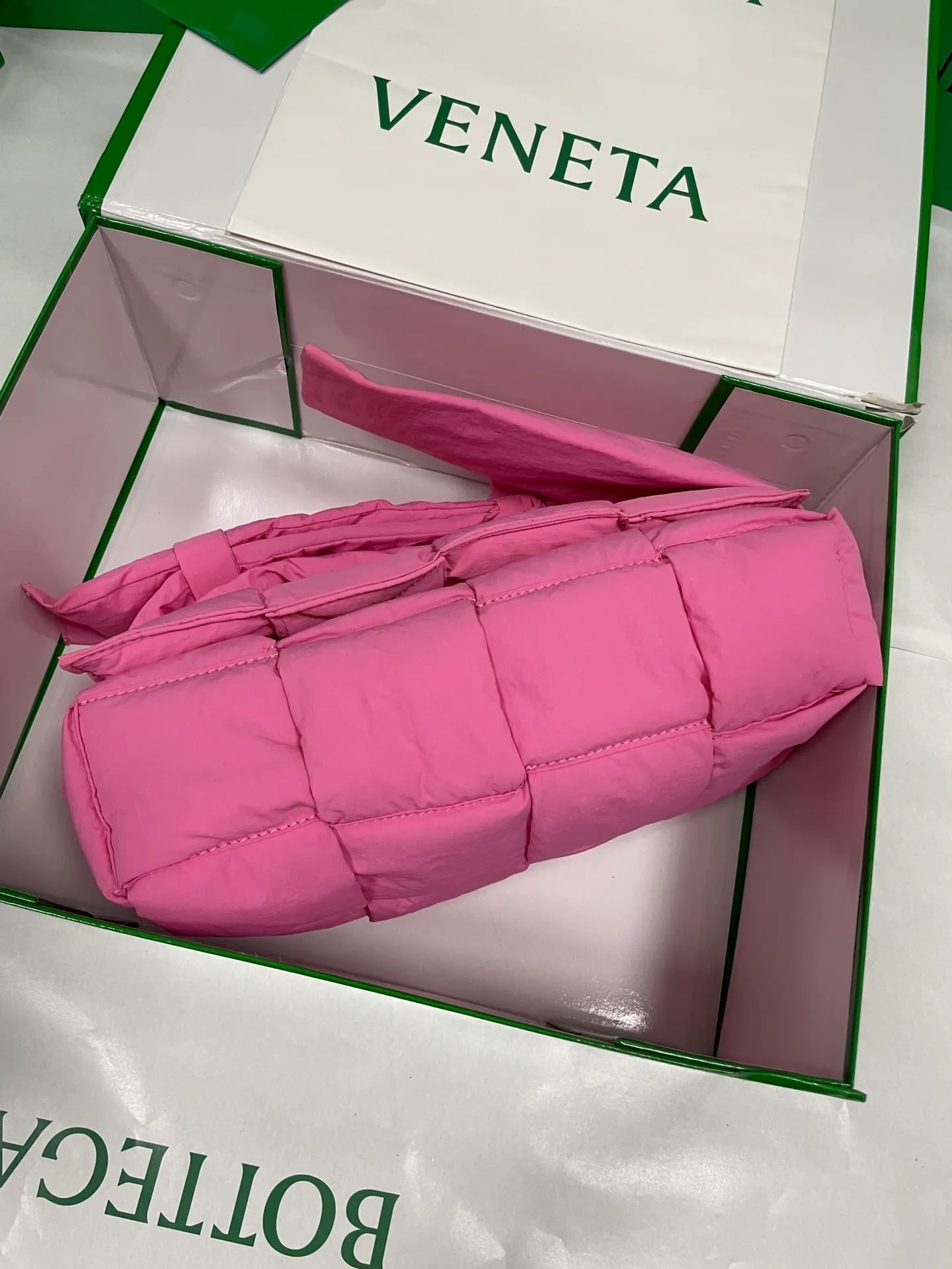 #𝐂𝐀𝐒𝐒𝐄𝐓𝐓𝐄 Nylon tofu tofu bag This Cassette is so cute, its cute appearance does not affect its practicality and the capacity is good! The fabric is low-key and very textured, suitable for daily wear with casual wear. The cross-woven design of the wide cloth is really stunning. The bag has a puffy shape and feels like a piece of tofu. It can be worn on one shoulder, cross-body or as a waist bag. You can also adjust the shoulder strap to the size of the bag under the armpit, so you can have it all! S30x15cm【8951#】